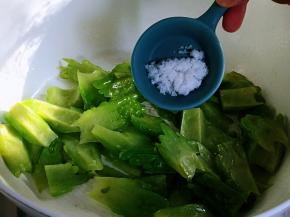 加白糖略翻炒片刻