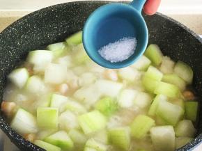 冬瓜煮至半透明状，加入白糖、盐翻拌均匀入味