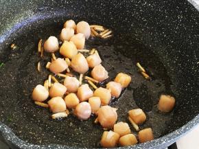 香葱白爆香加入干贝翻炒均匀