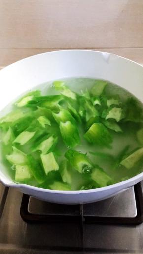 加盖焯烫苦瓜一分钟至断生