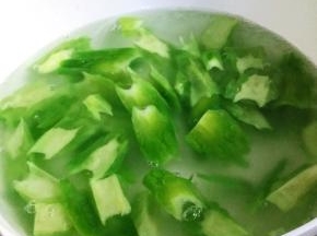 加盖焯烫苦瓜一分钟至断生