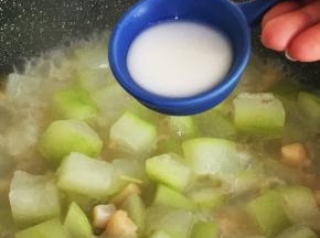 加入水淀粉勾芡