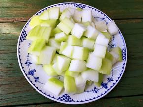 毛冬瓜去皮，切1.5厘米见方的小丁