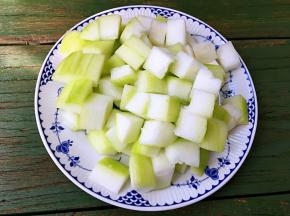 毛冬瓜去皮，切1.5厘米见方的小丁