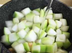 加入纯净水，冬瓜一半的量