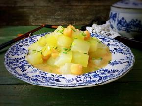 鲜美可口，汤汁饱满的干贝煨冬瓜上桌了