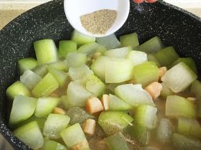 撒上白胡椒粉提鲜