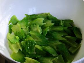 苦瓜入锅煎至周边微焦