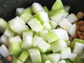 加入冬瓜继续翻炒均匀