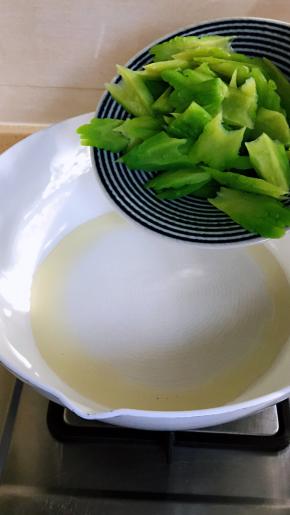 锅中加入适量油