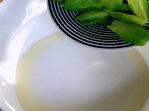 锅中加入适量油