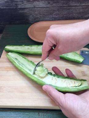 用一把茶勺去掉苦瓜瓤