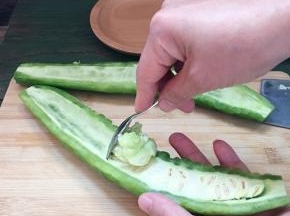 用一把茶勺去掉苦瓜瓤