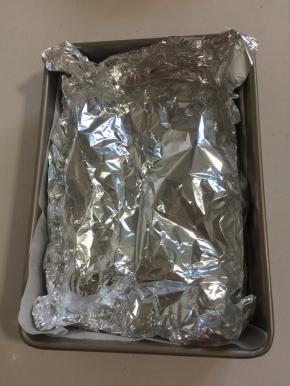 再在上面盖一层锡纸。（以免烤鸡腿的时候，油溅出来，弄脏烤箱。）