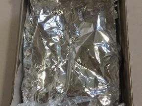 再在上面盖一层锡纸。（以免烤鸡腿的时候，油溅出来，弄脏烤箱。）