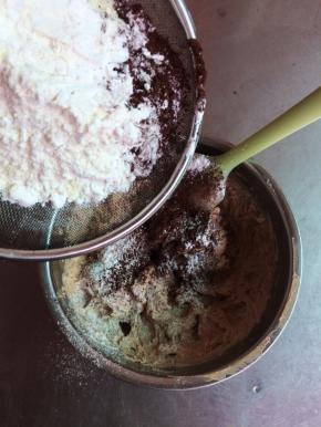 筛入全部粉类和盐，烤箱上下火170度预热