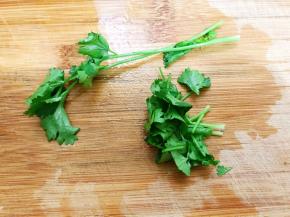 香菜洗净，一条切末