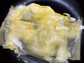 等鸡蛋半凝固时把冷面翻过来