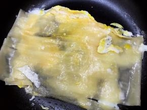等鸡蛋半凝固时把冷面翻过来