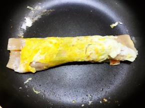 等下面的蛋液完全凝固后把冷面卷起来