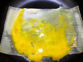 磕入一个鸡蛋滑散