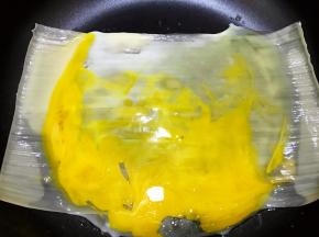 磕入一个鸡蛋滑散