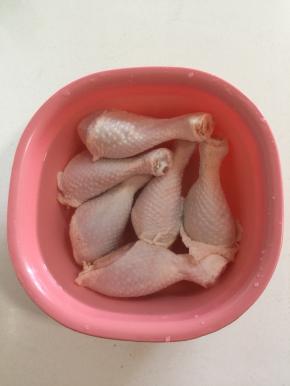 鸡腿解冻后，清洗干净，放在清水中浸泡10分钟，把里面的血水浸泡出来。