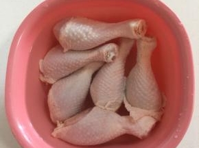 鸡腿解冻后，清洗干净，放在清水中浸泡10分钟，把里面的血水浸泡出来。