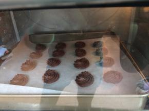 送入预热好的烤箱，上下火170度中层烘烤20分钟左右