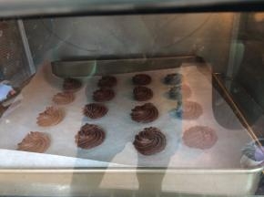 送入预热好的烤箱，上下火170度中层烘烤20分钟左右