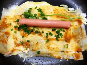 加入香菜，葱花，火腿肠，喜欢青菜的可以放一片生菜