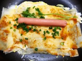 加入香菜，葱花，火腿肠，喜欢青菜的可以放一片生菜