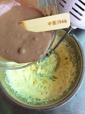 融化的比利时·大黑分次加入黄油里，一档搅打均匀