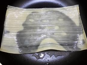 放入一片冷面（全程最小火哦）
四周撒一点点水