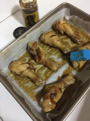 时间到了取出来，均匀的在鸡腿上刷一层八珍黄梅风味调味酱。
