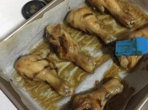 时间到了取出来，均匀的在鸡腿上刷一层八珍黄梅风味调味酱。