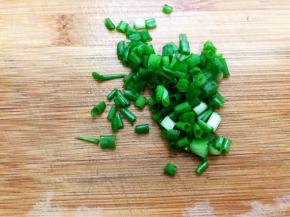 小葱洗净切葱花