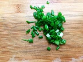 小葱洗净切葱花