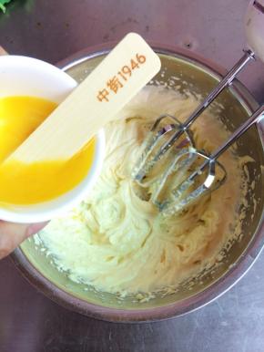 倒入蛋黄液一档搅打均匀