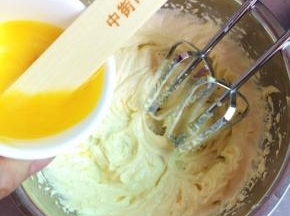倒入蛋黄液一档搅打均匀