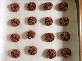 把面糊装入裱花袋，挤出自己喜欢的花纹和大小