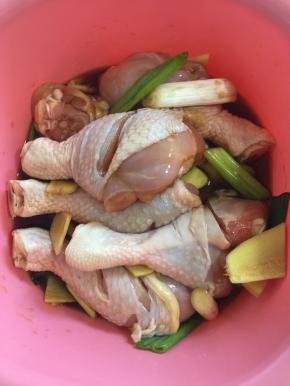 鸡腿里加入葱段，姜片，一勺盐，一勺蚝油，两勺生抽，两勺料酒，一勺糖翻拌均匀，用保鲜膜密封，放在冰箱冷藏半天。
