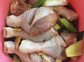 鸡腿里加入葱段，姜片，一勺盐，一勺蚝油，两勺生抽，两勺料酒，一勺糖翻拌均匀，用保鲜膜密封，放在冰箱冷藏半天。
