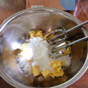 糖粉倒入黄油盆，用打蛋器搅拌一下，先低速再转中高速打发到体积蓬松，颜色发白的羽毛状