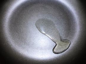 平底锅里加入少许植物油