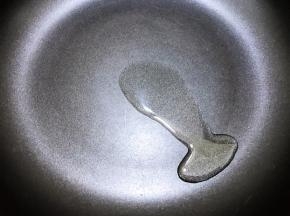 平底锅里加入少许植物油