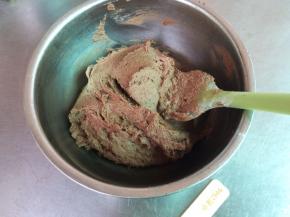 翻拌加压拌的方法把所有材料混合均匀，拌到无干粉颗粒为好