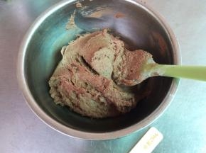 翻拌加压拌的方法把所有材料混合均匀，拌到无干粉颗粒为好