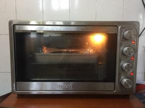 放入提前预热好的烤箱，上下火200度烤60分钟。（烤箱上下火预热10分钟即可。）