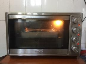 放入提前预热好的烤箱，上下火200度烤60分钟。（烤箱上下火预热10分钟即可。）